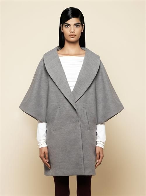 abrigo capa gris oversize monica cordera